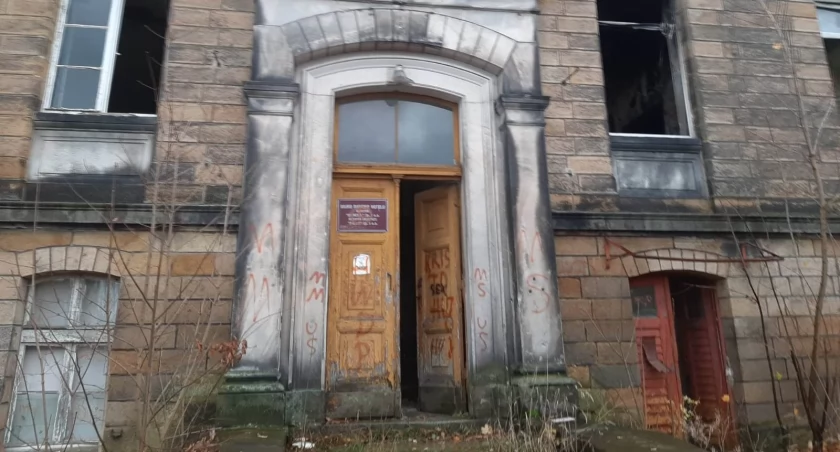 Zabezpieczcie pustostany, apeluje internautka