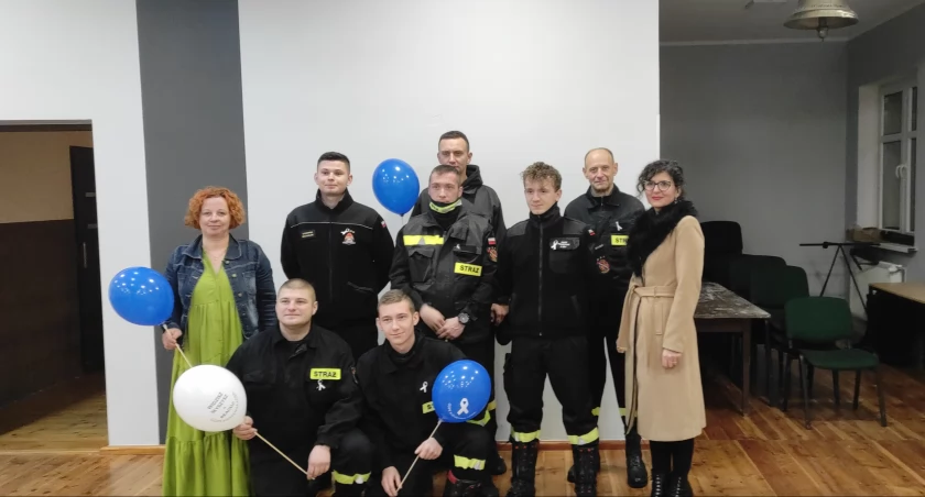 Biała wstążka i kalendarze