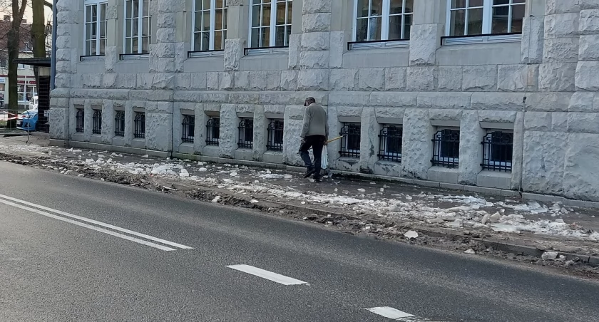 Lód na chodniku, barierki, a i tak przechodzą