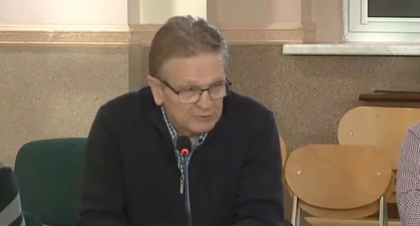 Czy urzędnik odbierał telefon?
