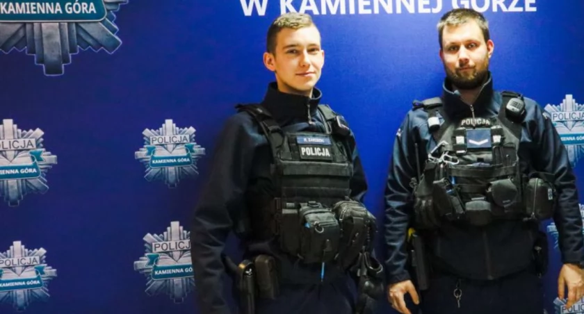 Policjanci pomogli kobiecie