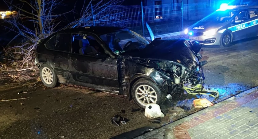 W Pisarzowicach BMW uderzyło w trzy drzewa