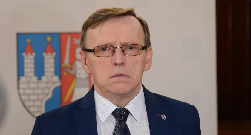 Burmistrz Kamiennej Góry wskazuje złych radnych