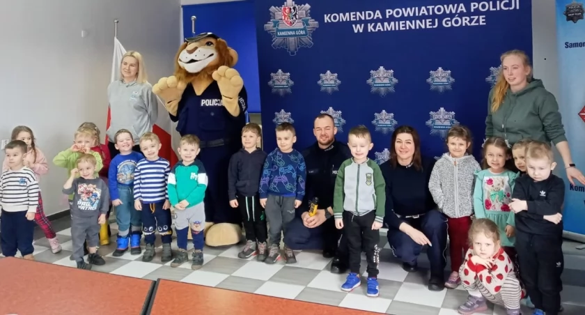 Przedszkolaki u kamiennogórskich policjantów