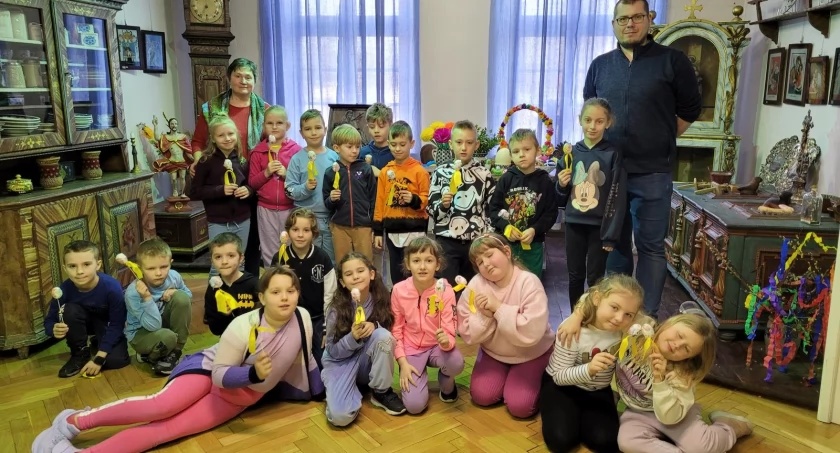 Świąteczna lekcja muzealna kamiennogórskich pierwszoklasistów