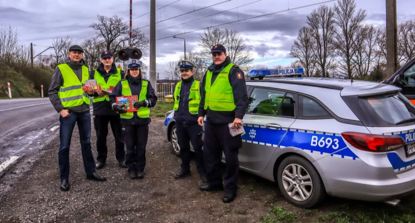 Wspólna akcja na przejeździe w Marciszowie