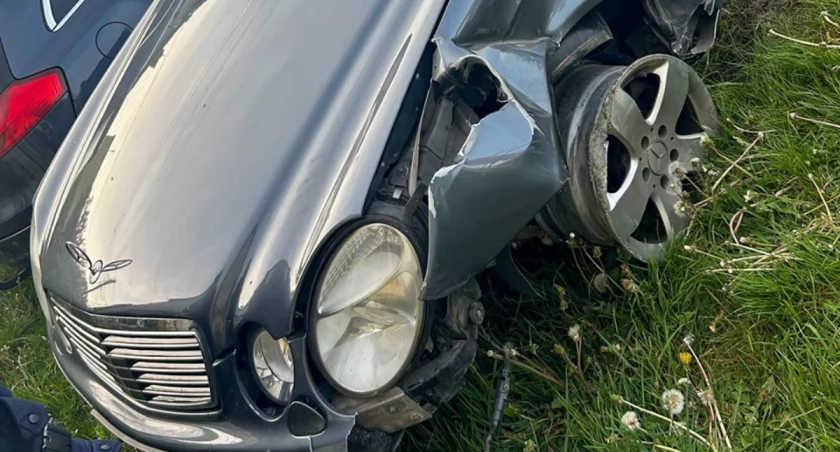 Rozbity samochód, zniszczona wiata na parkingu w Kamiennej Górze