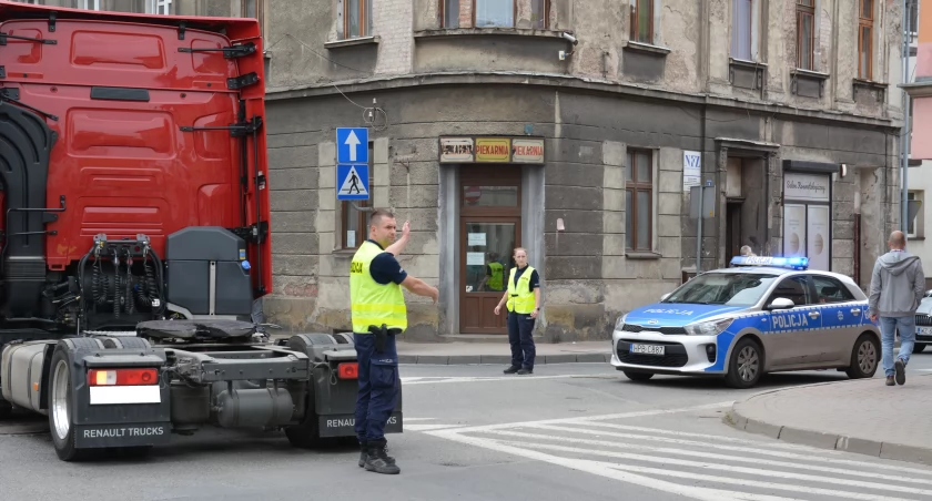 Ciężarówka na środku skrzyżowania