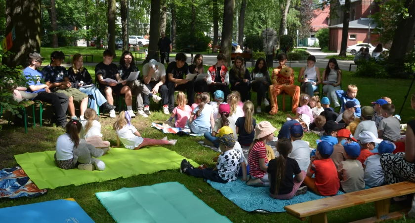 Czytanie i granie na trawie