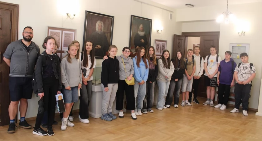 Młodzi historycy zwiedzili wystawy czasowe w Muzeum Tkactwa. 