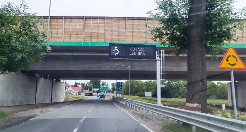 Nowe elementy przy drodze