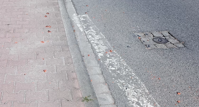 Dachówka na chodniku w Kamiennej Górze