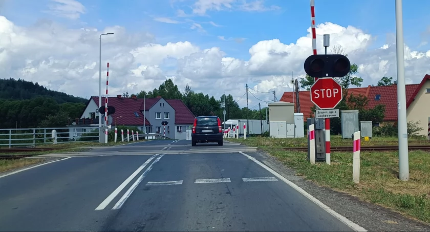 Uwaga na przejeździe w Dębrzniku