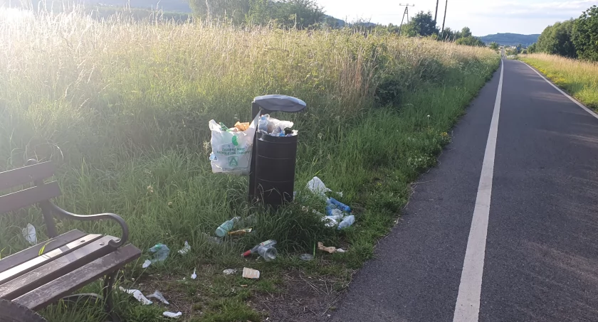 Znowu śmieci przy ścieżce