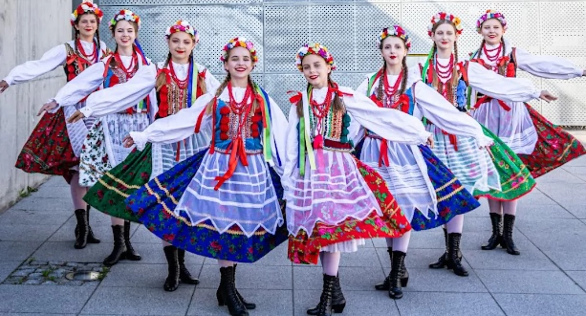 Barwne stroje i widowiskowe tańce