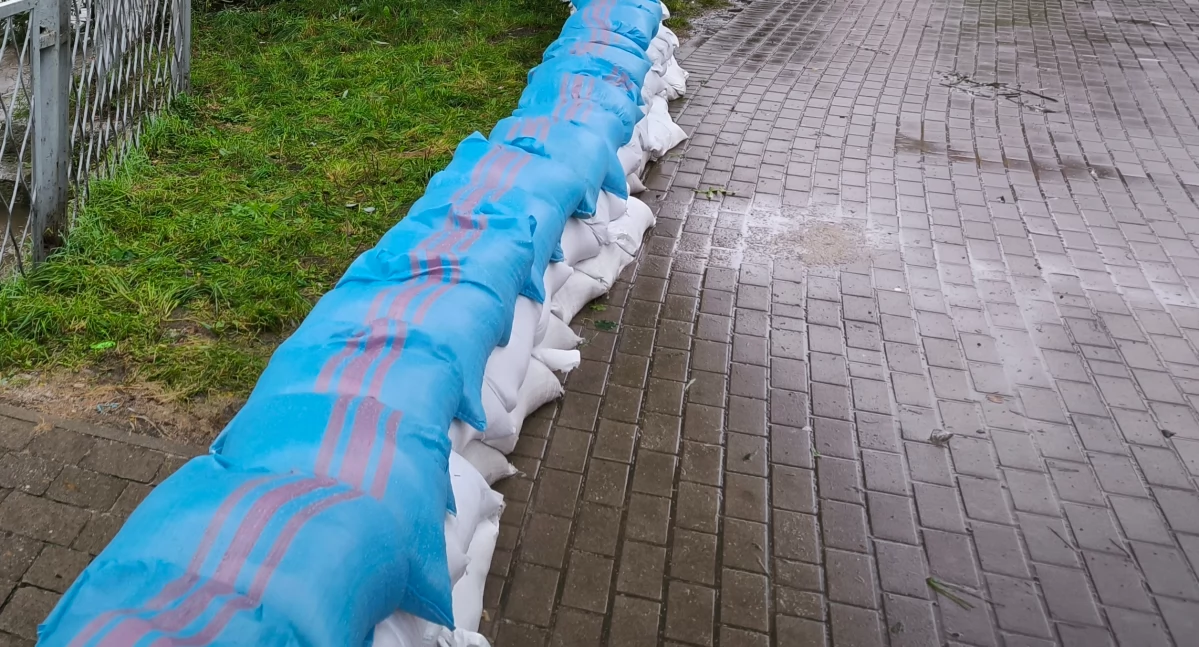 Sprzątanie worków z piaskiem w Kamiennej Górze