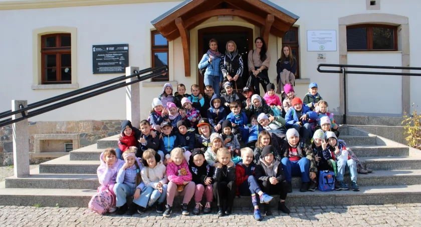 Wycieczka edukacyjna do Sudeckiej Zagrody Edukacyjnej w Dobkowie.