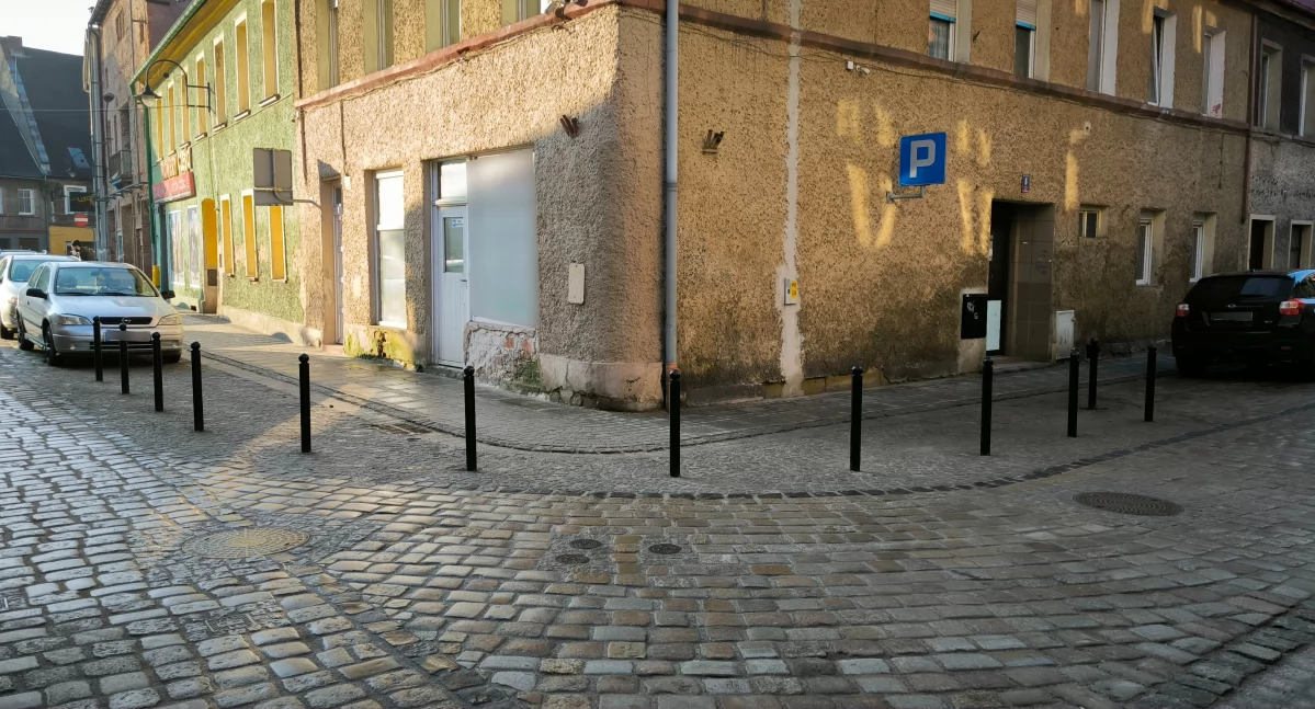 Słupki na skrzyżowaniu w centrum Kamiennej Góry