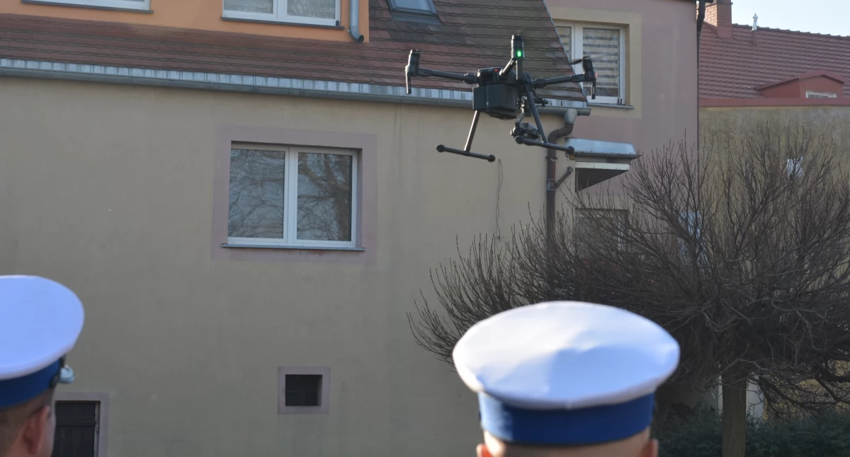 Dron pomaga policji