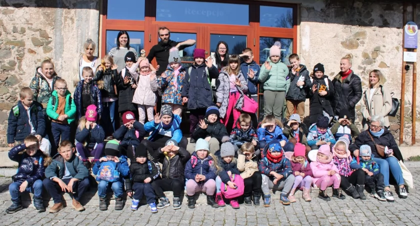 Zainaugurowali Szkolny Sezon Turystyczny 2025 w Sudeckiej Zagrodzie Edukacyjnej w Dobkowie.