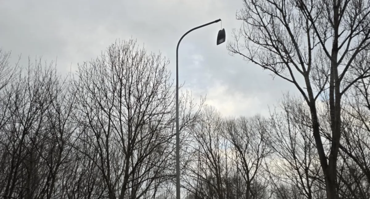 Uszkodzona latarnia w Kamiennej Górze
