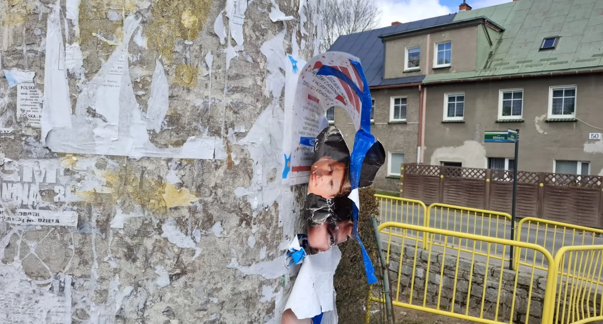 Resztki wyborczego plakatu
