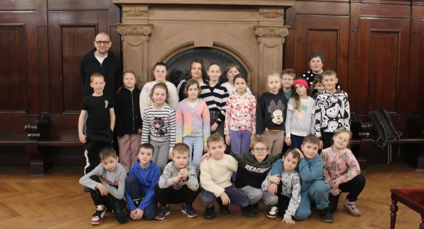 Poznali historię ratusza i herbu Kamiennej Góry.