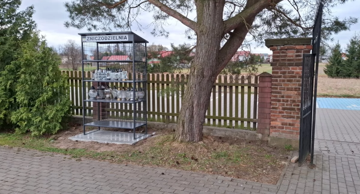 Zniczodzielnia na cmentarzu w Krzeszowie – ekologiczna inicjatywa dla lokalnej społeczności