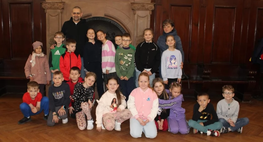 Kolejni drugoklasiści poznali historię ratusza i herb Kamiennej Góry. 