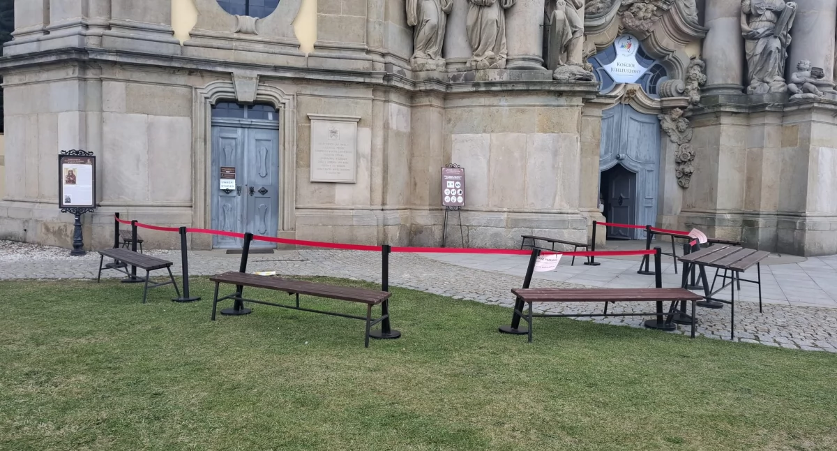 Zamknięte wejście do krzeszowskiej bazyliki