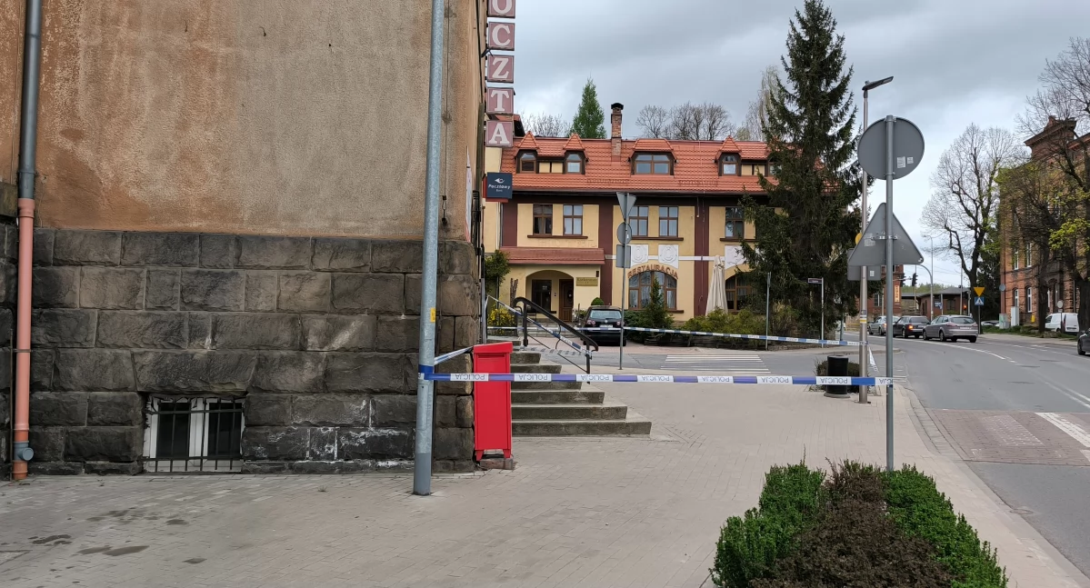 Policjanci zabezpieczyli budynek poczty w Kamiennej Górze