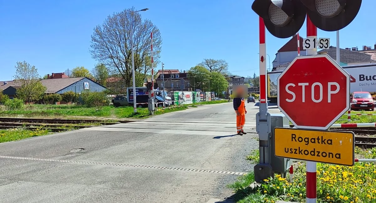 Uszkodzone rogatki na przejeździe kolejowym w Kamiennej Górze