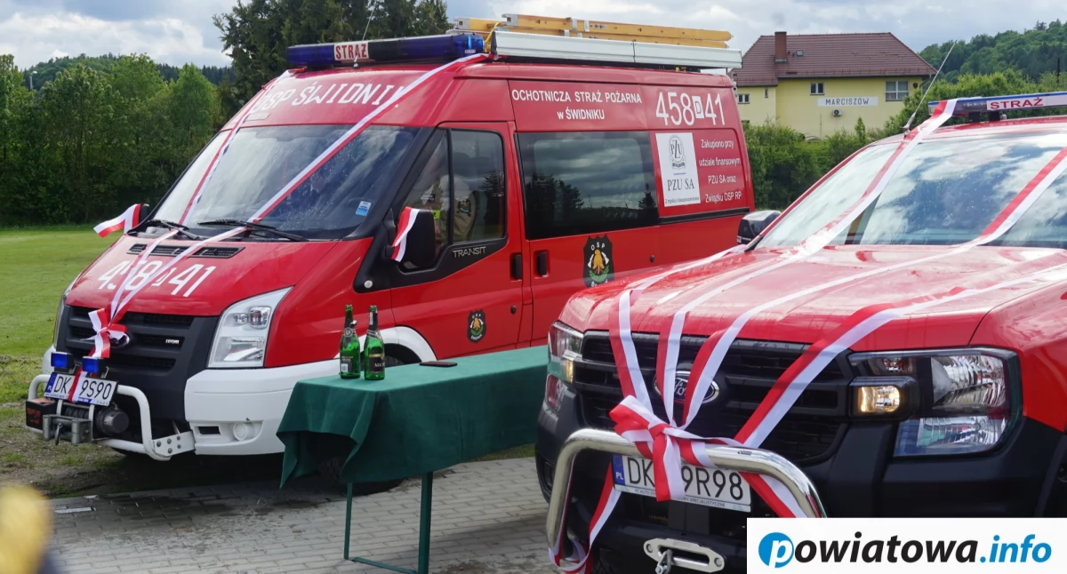 Uroczyste przekazanie nowych pojazdów i wręczenie odznaczeń