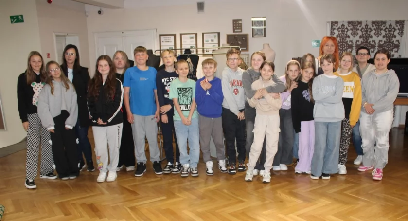 O historii mody w kamiennogórskim Muzeum Tkactwa.