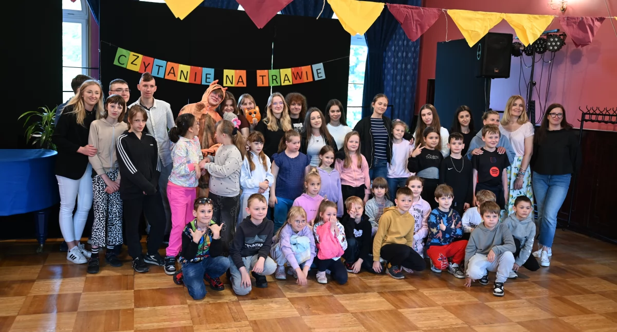 Czytanie na trawie w kamiennogórskim ogólniaku