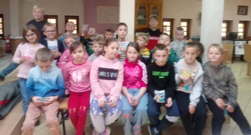 W Muzeum Tkactwa o zwykłych czynnościach domowych.
