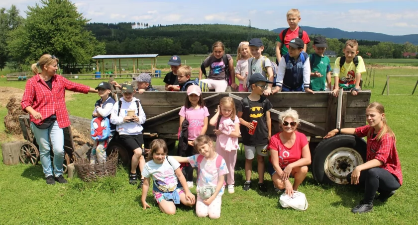 Przyrodnicza wycieczka pierwszoklasistów do chicken Land w Borównie.