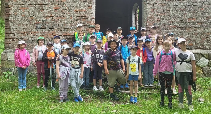 Leśna wyprawa uczniów ZS-P Lubawka na Świętą Górę.