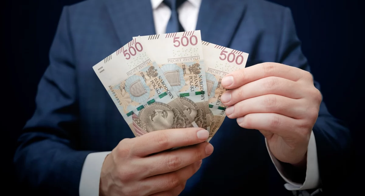 Jak firma może sprzedawać energię z fotowoltaiki? Procedura krok po kroku