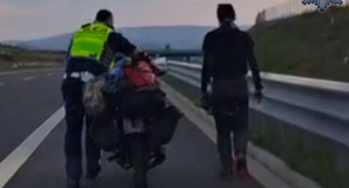 Policjanci pomogli motocyklistce na S3