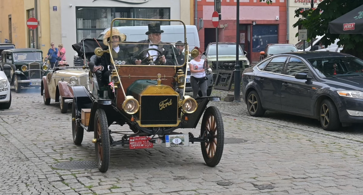 Zabytkowa motoryzacja na kamiennogórskim rynku