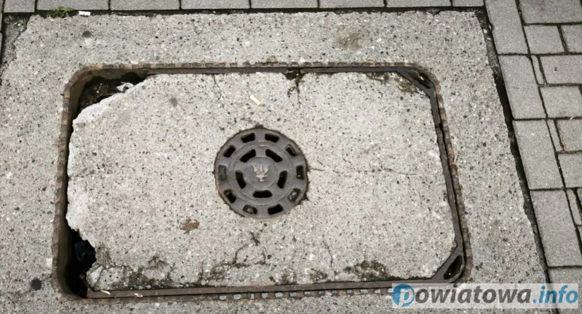 Spacerując po centrum Kamiennej Góry lepiej patrzeć pod nogi