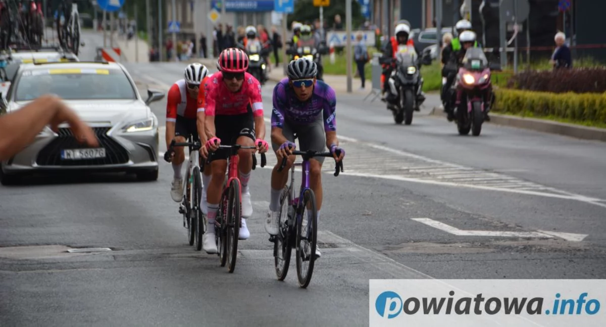 Peleton TdP jedzie przez powiat kamiennogórski