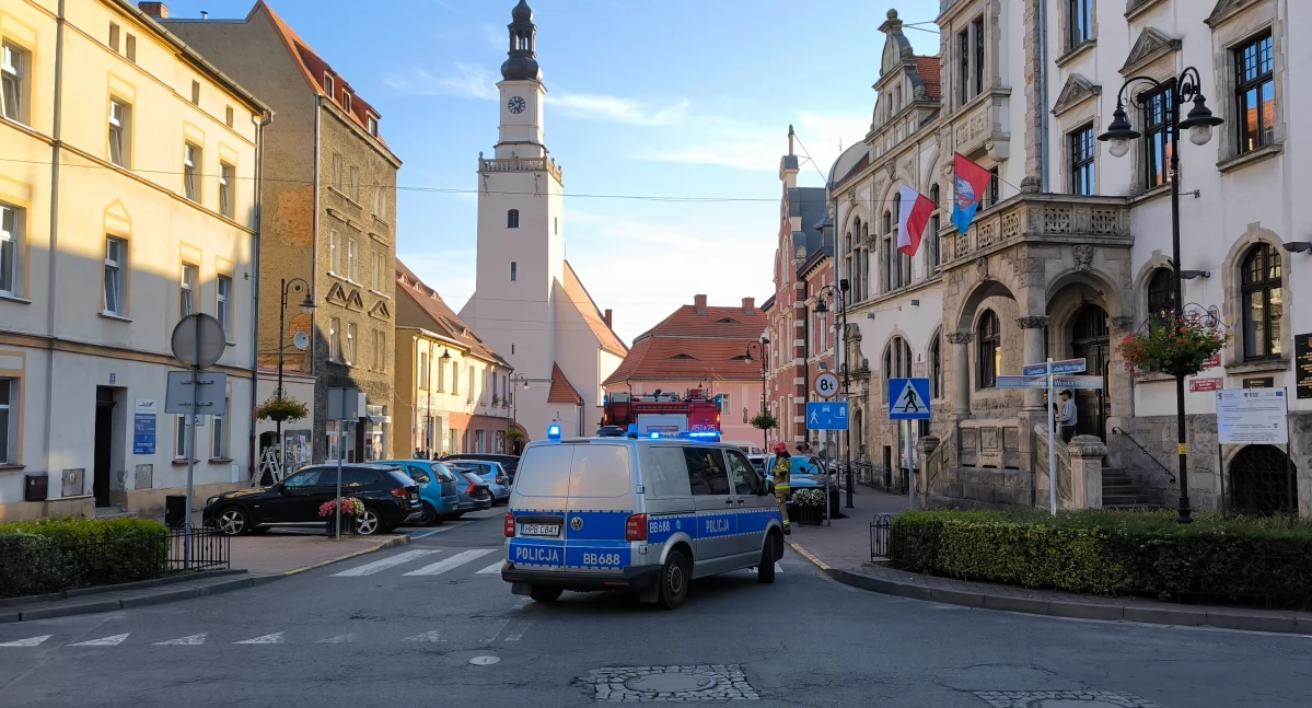 Akcja służb przy kamiennogórskim ratuszu