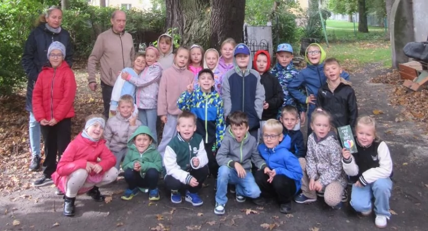 Pierwsza wycieczka przyrodnicza kamiennogórskich pierwszoklasistów. 