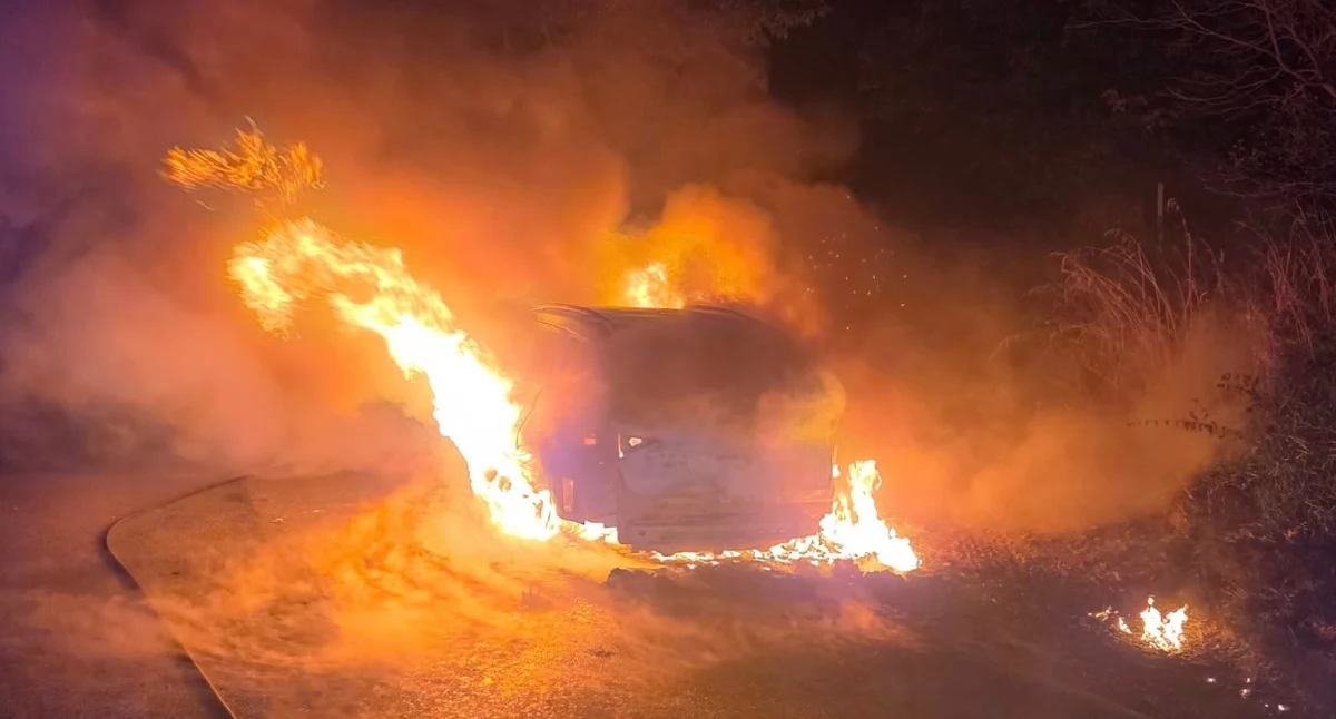 Nocny pożar samochodu