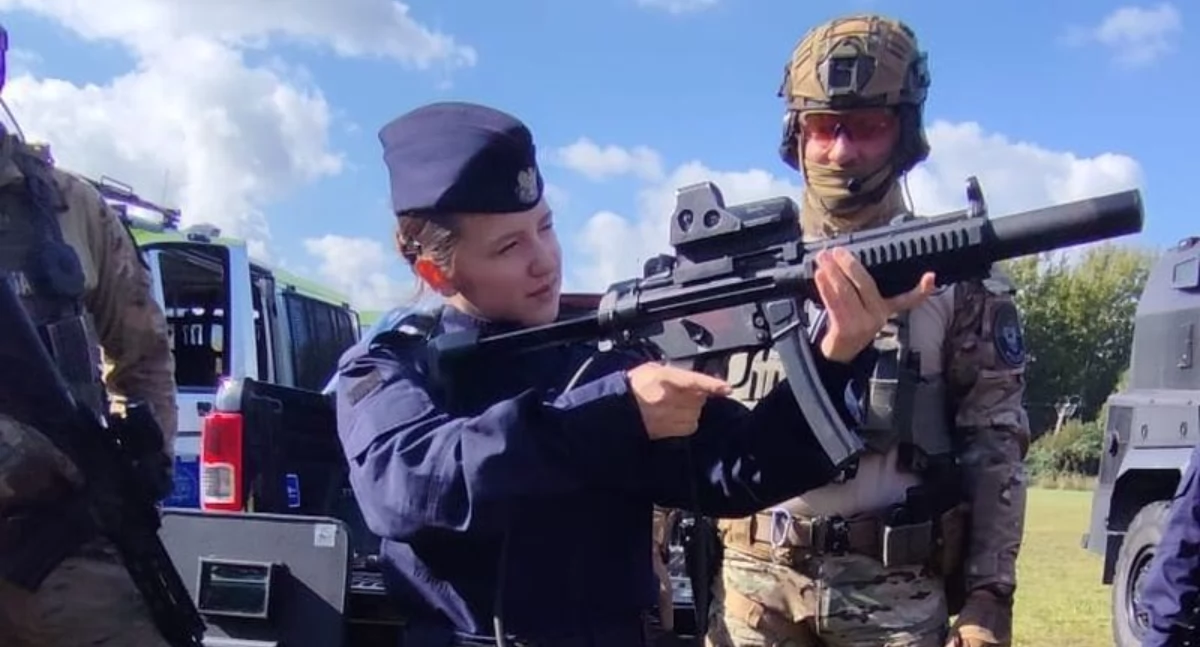 Uczniowie kamiennogórskiej szkoły u wrocławskich policjantów