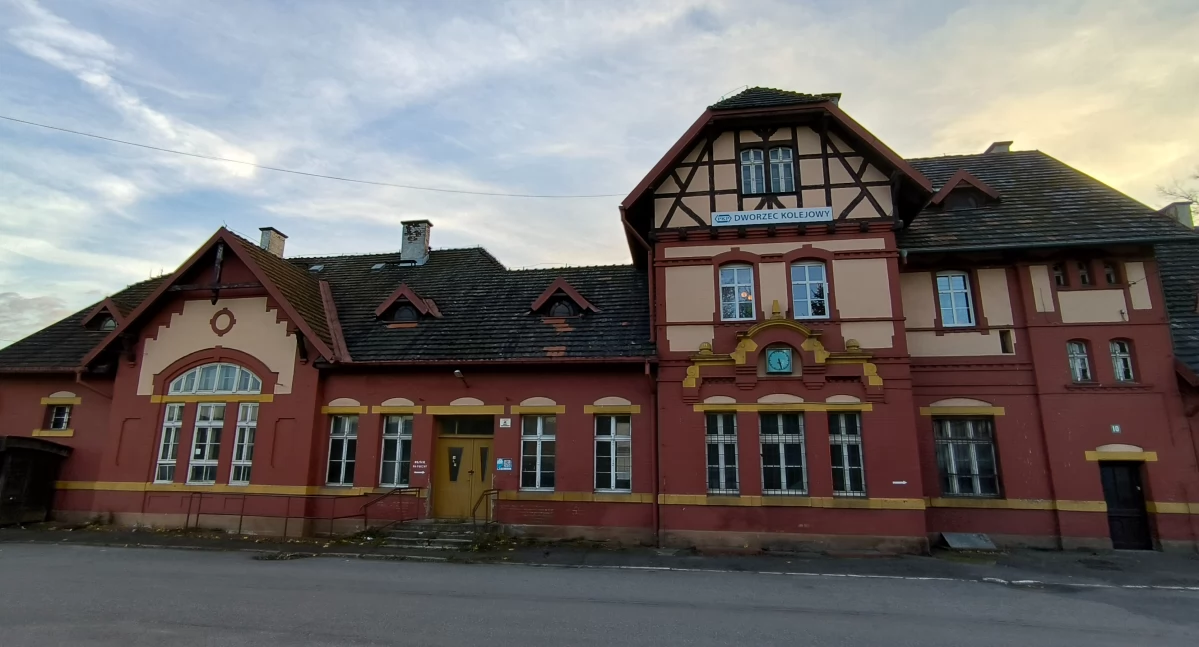 Remont dachu byłego dworca w Marciszowie