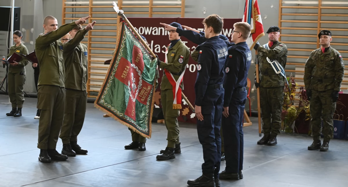 Ślubowanie klas mundurowych w kamiennogórskiej szkole