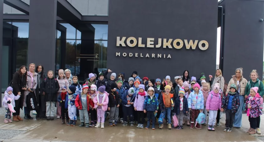 Młodzi adepci modelarstwa z Szarocina poznali jeleniogórskie Kolejkowo.